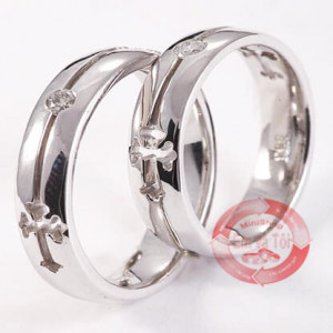 Nhẫn cưới chạm Thánh Giá