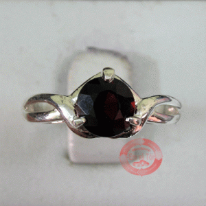 Nhẫn bạc gắn đá quý granat