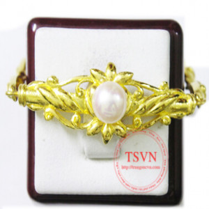 Lắc vàng gắn ngọc trai bền đẹp, chất lượng, kiểu dáng sang trọng, tinh tế. Lắc vàng gắn ngọc trai phù hợp phong cách thời trang phái đẹp.