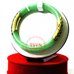 Vòng ngọc cẩm thạch nạm vàng