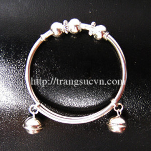Lắc trẻ em dạng vòng kiềng được làm từ bạc nguyên chất, giúp bảo vệ sức khỏe bé yêu. 
