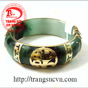 Vòng ngọc cẩm thạch dát vàng