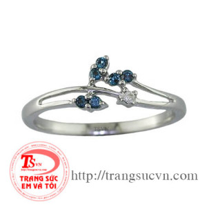 Nhẫn sapphier nữ dịu dàng và đơn giản nhưng cũng đủ để làm bạn gái nổi bật giữa đám đông. Sản phẩm phù hợp để làm quà tặng cho phụ nữ vào những dịp quan trọng.