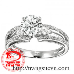 Sản phẩm nhẫn đính hôn kim cương  - Vàng trắng 14K - có giấy kiểm tra tuổi vàng- khối lượng 1 chỉ  - Đá chính: 01 viên Kim cương nhân tạo 5,5 mm     Đá phụ: 02 viên kim cương nhân tạo 2,5 mm                   44 viên kim cương nhân tạo 1,0 mm             