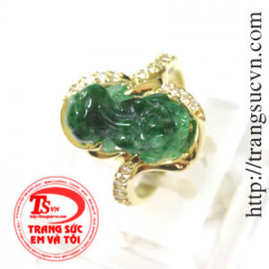 Nhẫn tỳ hưu vàng 18k được chế tác từ vàng 18k và đá cẩm thạch. Sản phẩm được chạm khắc hình tỳ hưu đem lại sự giàu có cho gia chủ. 