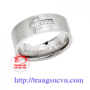 Nhẫn nam gắn thánh giá khắc chữ	 Nhẫn được làm trên chất liệu chính là bạc 925 ( bạc ta) Nhẫn nam gắn thánh giá khắc chữ - Nhẫn có giấy kiểm định bạc kèm theo khi bạn đặt nhẫn tại Trang sức Em và Tôi.Nhẫn nam gắn thánh giá khắc chữ Thời gian đặt hàng tron