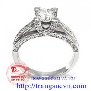 - Nhẫn nam được gắn 1 viên kim cương thiên nhiên 6 ly 