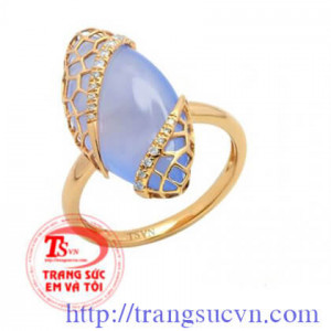 Nhẫn đá quý được chế tác từ vàng màu kết hợp cùng đá quý làm cho chiếc nhẫn thêm phần sang trọng hơn.