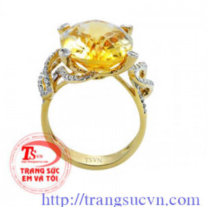 Nhẫn topaz vàng được thiết kế sang trọng, quý phái cho chị em phụ nữ thêm nổi bật và tự tin. Sản phẩm chế tác từ đá topaz thiên nhiên, bền đẹp và hợp phong thủy.