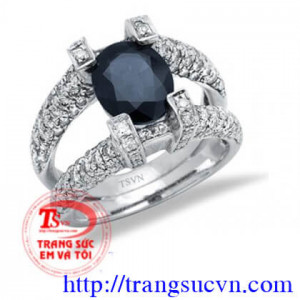 Nhẫn nam vàng trắng 18K, gắn saphir thiên nhiên, và đá tấm kim cương nhân tạo