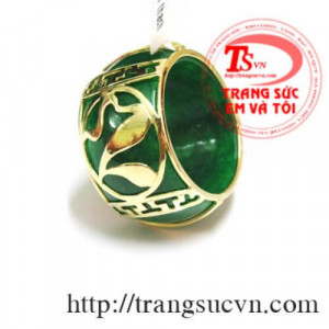 - Nhẫn làm bằng ngọc cẩm thạch thiên nhiên nguyên khối.