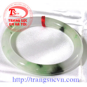 Vòng ngọc trắng trong xen vân lý