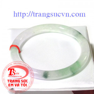 Vòng ngọc trong vân tím khoai môn