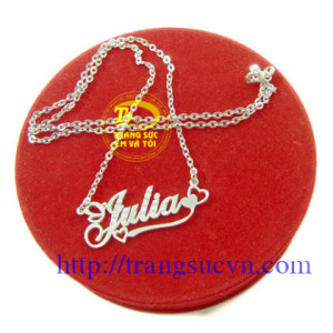  mặt dây 5 chữ giá 325k (bao gồm cả dây và mặt  - mặt dây từ 6 chữ trở lên cứ mỗi chữ + 10k  - Nếu yêu cầu thêm các chi tiết khác thì giá có thể thay đổi tùy theo yêu cầu cụ thể   + Ngoài ra quý khách còn có thể xi bóng,..và làm nhiều thể loại đồ trang sứ