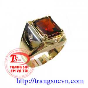 Nhẫn nam ruby thiên nhiên - Nhẫn nam ruby được chế tác bằng vàng 18k , vàng màu có gắn 1 viên đá quý ruby thiên nhiên (nguồn gốc thiên nhiên) - Thân nhẫn nam gắn thêm một số viên đá trắng cubic zidcon. - Lòng nhẫn nam được khắc chữ miễn phí Nhẫn nam có gi