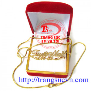 Mặt Dây Chữ Vàng 18k, được gắn kim cương nhân tạo. Mặt Dây Chữ Vàng 18k - 1 Mặt dây chuyền chữ: Theo Tên bạn ( Chữ bạn muốn ) - 1 Dây chuyền. Mặt Dây Chữ Vàng 18k - Chế tác trên chất liệu chính là vàng màu, vàng 18k - Kèm theo giấy kiểm định vàng. - Kèm