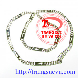 Chiếc dây chuyền còn là món quà tuyệt vời để dành tặng cho nam giới.