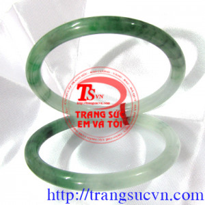 Vòng tay cẩm thạch thiên nhiên đẹp có thể làm quà tặng bà, cho mẹ vào những dịp đặc biệt