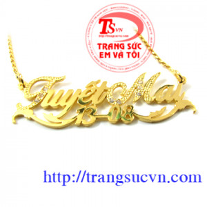 Mặt Dây Chữ Vàng 18k, được gắn kim cương nhân tạo. - 1 Mặt Dây Chữ Vàng 18K Theo Tên bạn ( Chữ bạn muốn ) - 1 Dây chuyền. Mặt Dây Chữ Vàng 18K - Chế tác trên chất liệu chính là vàng màu, vàng 18k - Kèm theo giấy kiểm định vàng. - Kèm giấy Bảo hành của Tra