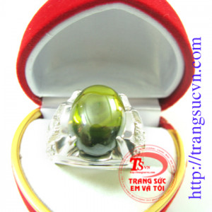 Nhẫn đá xanh lục vàng