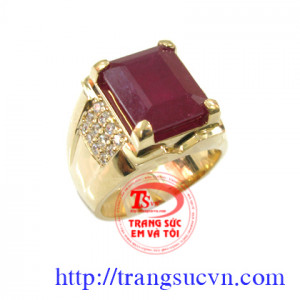 Nhẫn nam ruby được chế tác bằng vàng 18k , vàng màu có gắn 1 viên đá quý ruby thiên nhiên (nguồn gốc thiên nhiên)