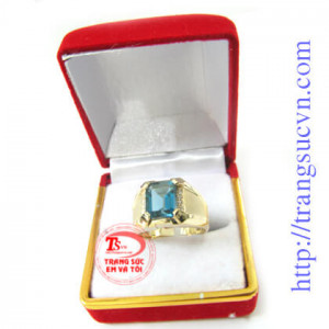 Nhẫn nam chế tác kiểu đơn giản và góc cạnh làm tôn lên sự nam tính và mạnh mẽ của đá topaz
