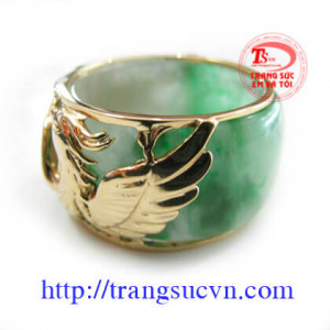 Nhẫn ngọc bọc vàng hình phượng hoàng, nhẫn ngoc phượng hoàng chế tác trên chất liệu vàng tây.  Sản phẩm nhẫn phượng hoàng ngọc cẩm thạch có kèm theo giấy kiểm định đá quý.  Nhẫn được bọc rồng cũng có kèm theo giấy kiểm định vàng kèm theo nhẫn ngọc bọc phư