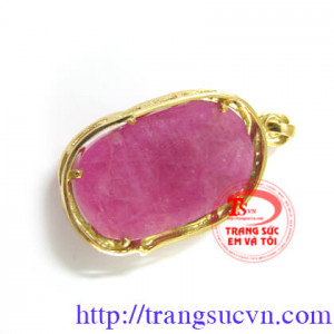 Tượng Đức Maria bằng đá Ruby thiên nhiên,Tượng được tạc trên chất liệu đá ruby thiên nhiên của lục yên việt nam,Sản phẩm có giấy kiểm định Đá quý,Tượng được bọc vàng 18k Có giấy kiểm định vàng kèm theo sản phẩm