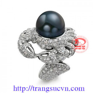 Nhẫn Bọ Cạp được chế tác trên chất liệu vàng trắng 10K, gắn 1 viên ngọc trai đen 9 mm