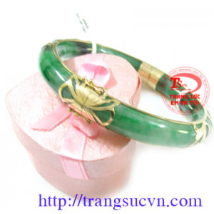 Vòng ngọc bọc vàng tây