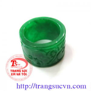 Nhẫn ngọc jadeite chạm chữ Phúc