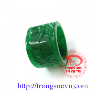 Nhẫn ngọc jadeite chạm chữ Phúc