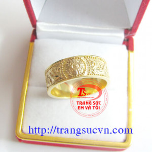 Nhẫn nam hoa văn cầu kỳ được chế tác trên chất liệu chính vàng 18k ( Sản phẩm có kèm theo giấy kiểm định vàng)