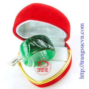 Nhẫn ngọc sáng màu Theo sưu tâm mạng: Giúp máu và khí huyết lưu thông, hút bệnh ra khỏi cơ thể, mang lại nhiều may mắn trong công việc. Đeo nhẫn ngọc phỉ thúy ở ngón giữa còn có tác dụng hóa giải đường hao tài, tránh hao tiền của