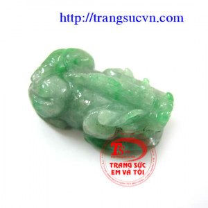 Ngọc Jadeite Tỳ hưu tài lộc phù hợp làm mặt dây chuyền, nhẫn có tác dụng chiêu tài lộc, của cải, bình an và hạnh phúc cho chủ nhân