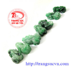 Ngọc Jadeite Tỳ hưu tài lộc phù hợp làm mặt dây chuyền, nhẫn có tác dụng chiêu tài lộc, của cải, bình an và hạnh phúc cho chủ nhân