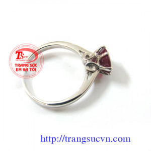 Nhẫn nữ vàng trắng ruby Hòa quyện vẻ rực rỡ kiêu sa của vàng, đá quý với xu hướng thiết kế sang trọng