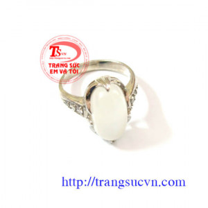 Nhẫn đá mặt trăng