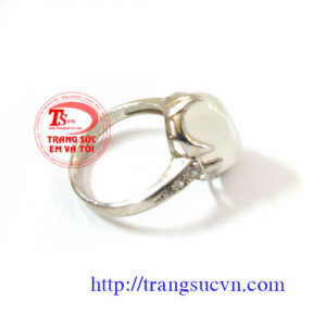 Nhẫn đá mặt trăng