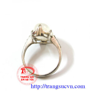 Nhẫn đá mặt trăng