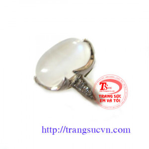 Đá mắt trắng nhẫn nữ