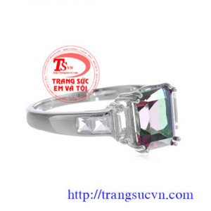 Nhẫn nữ vàng trắng gắn đá alexandrit nhân tạo, với màu sắc đặc trưng của alexandritecho vẻ đẹp lạ, một phong cách mới