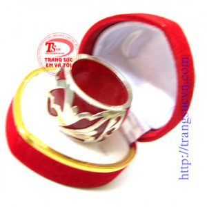 Nhẫn ngọc đỏ hoa văn