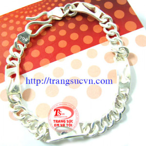 Chiếc lắc tay này mang đến phong cách cá tính giúp người đeo nổi bật hơn.