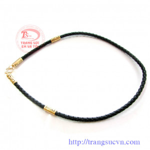 Dây da bọc vàng 14k 4 đốt, dây da được bện vào nhau xen kẽ. sản phẩm dành dây da bọc vàng cho nam đeo cùng với mặt dây.
