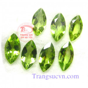 Peridot là viên đá quý có một lịch sử tồn tại lâu dài cả trong tự nhiên và văn hoá. Nó được phát hiện sớm nhất khoảng 1500 năm trước công nguyên.