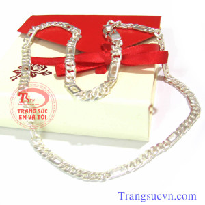 Dây chuyền bạc nam được chế tác trên chất liệu bạc ta, bạc nguyên chất hàng lượng 960% Ag. Được thiết kế mẫu mã đẹp phong cách mang lại sự an toàn cho sức khỏe