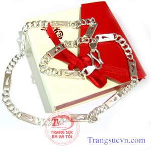 Dây chuyền bạc nam được chế tác trên chất liệu bạc ta, bạc nguyên chất hàng lượng 960% Ag. Được thiết kế mẫu mã đẹp phong cách mang lại sự an toàn cho sức khỏe
