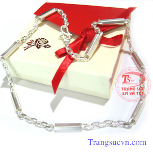 Dây chuyền bạc nam được chế tác trên chất liệu bạc ta, bạc nguyên chất hàng lượng 960% Ag. Được thiết kế mẫu mã đẹp phong cách mang lại sự an toàn cho sức khỏe
