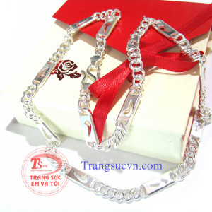 Dây chuyền bạc nam được chế tác trên chất liệu bạc ta, bạc nguyên chất hàng lượng 960% Ag. Được thiết kế mẫu mã đẹp phong cách mang lại sự an toàn cho sức khỏe